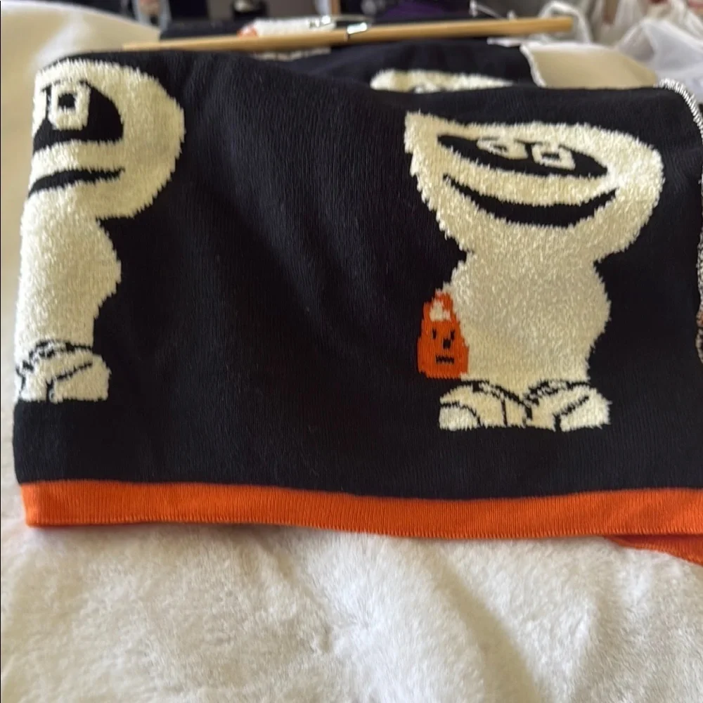 QueenWest Halloween trick-or-treating, mummy decorative throw 🎃